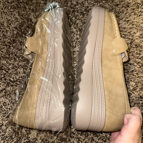 SHEIN Cream Loafers with Gold Chain Detail - Picture 2 of 4